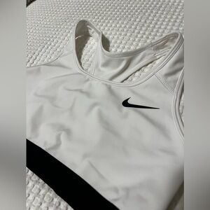 NWOT Nike sports bra - size Medium